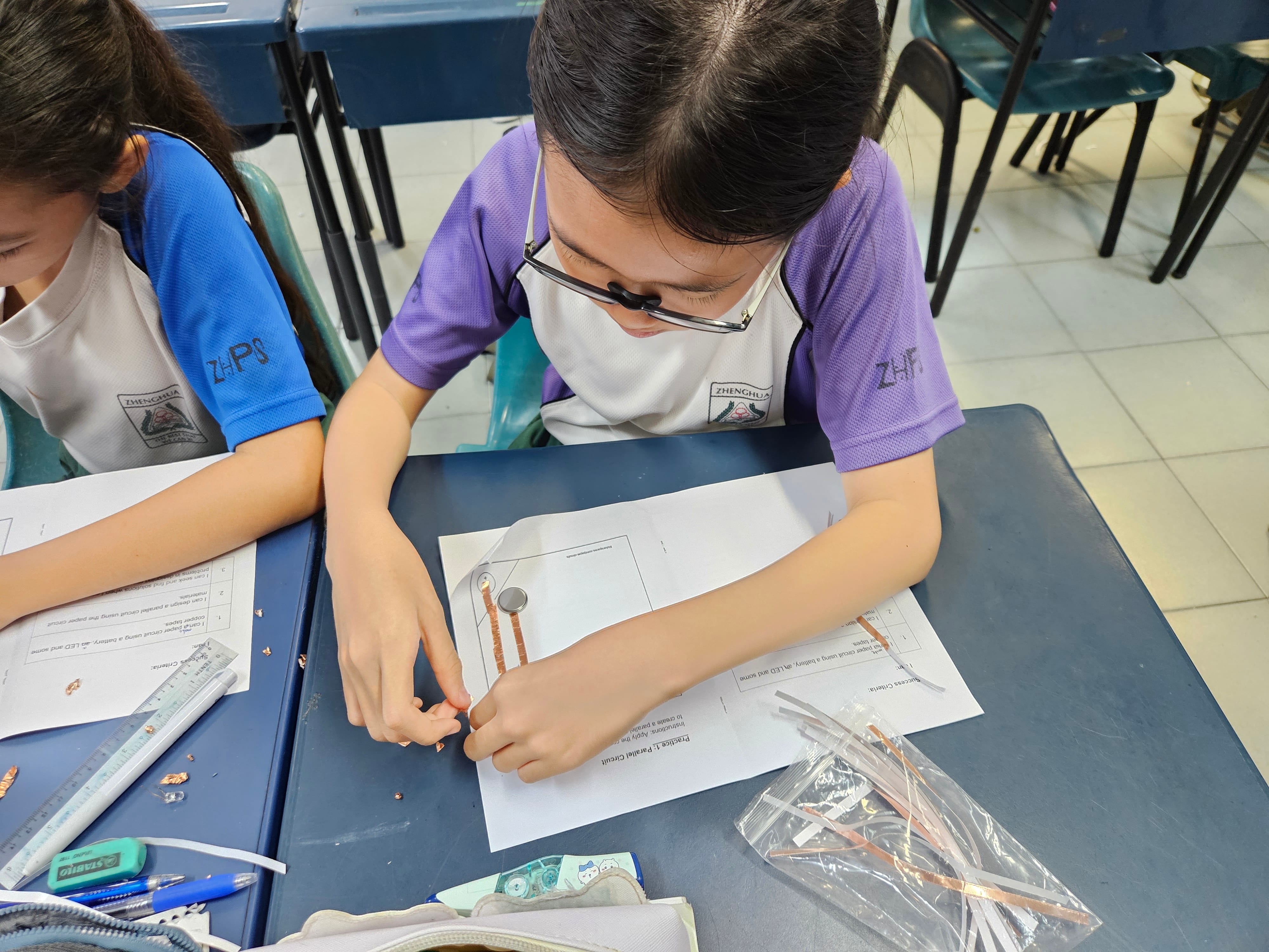 P5 students creatively solving problems on electricitycards component